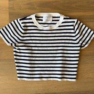 Stripe black/dark navy blue crop top.